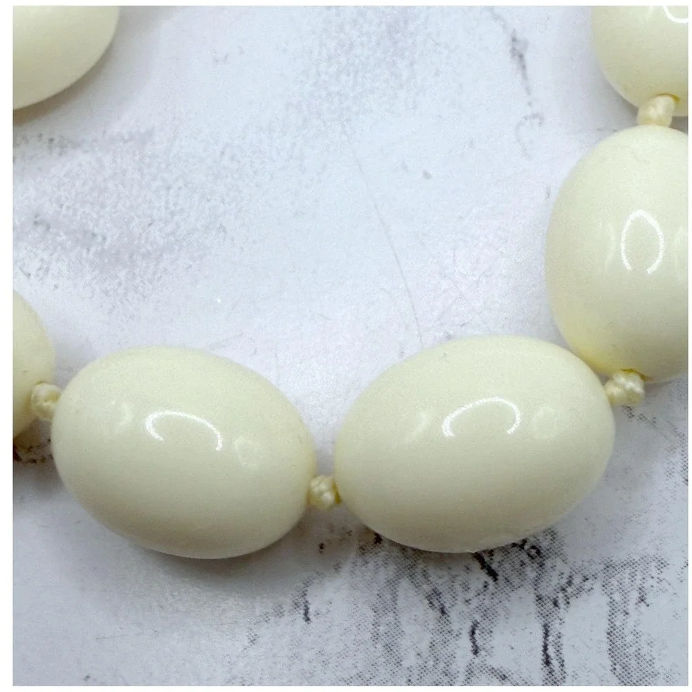 Vintage Trifari Cream Oval Bead Necklace 30